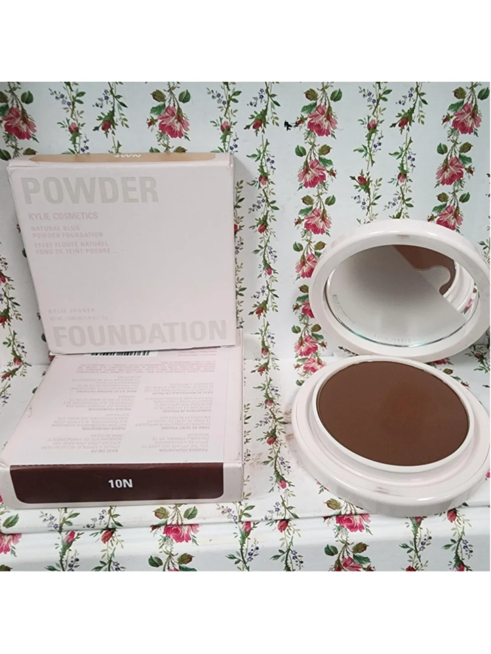 Kylie Cosmetics Natural Glow Powder Foundation in shade 10N #kylie #foundation